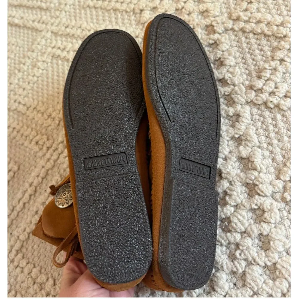 NIB Minnetonka Two Button Hardsole Boot